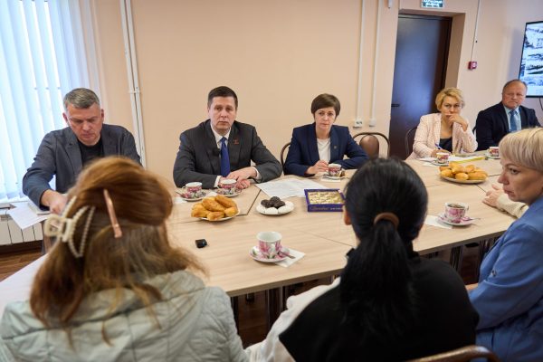 Андрей Гнеушев встретился с вдовой бойца СВО и супругой без вести пропавшего