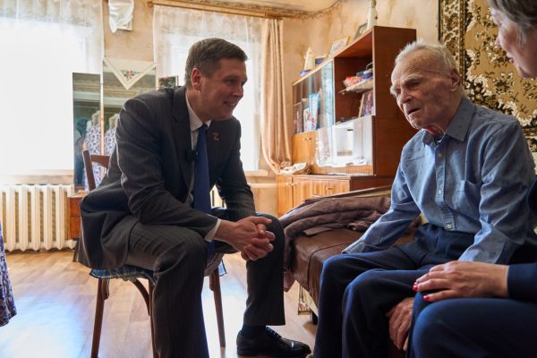 Андрей Гнеушев навестил ветерана войны Михаила Тарасова из Перевозского округа