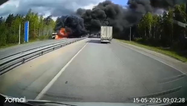 Фура, стоявшая на обочине, загорелась на Южном обходе
