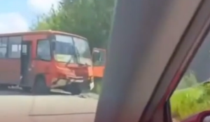 Три человека пострадали в ДТП с рейсовым автобусом в посёлке Ждановский