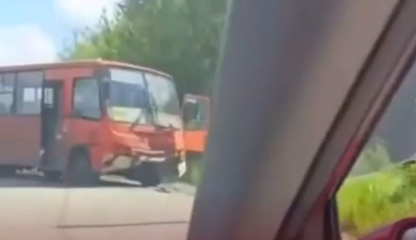 Три человека пострадали в ДТП с рейсовым автобусом в посёлке Ждановский