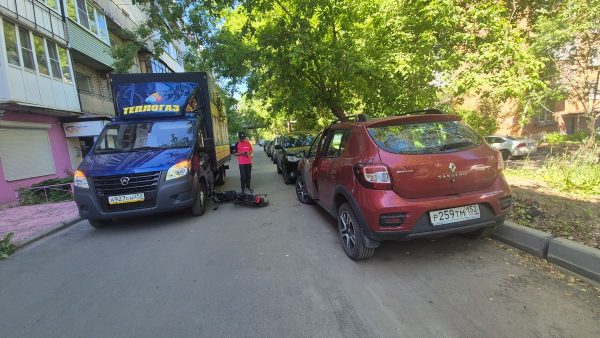 Курьер-иностранец врезался на самокате в припаркованное авто и отлетел в ГАЗель