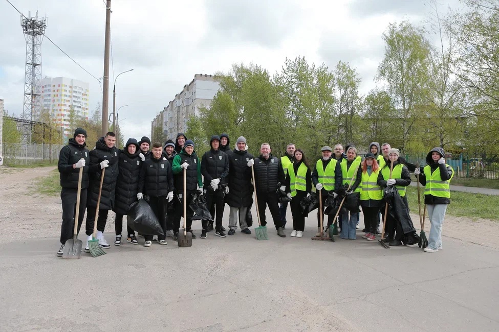 Сотрудники ООО «ОКАПОЛ» и футболисты ФК «Химик» вышли на совместный субботник
