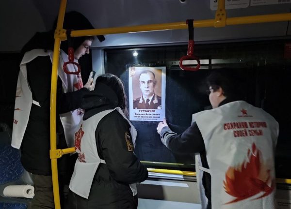 220 плакатов с портретами героев разместили на нижегородском транспорте