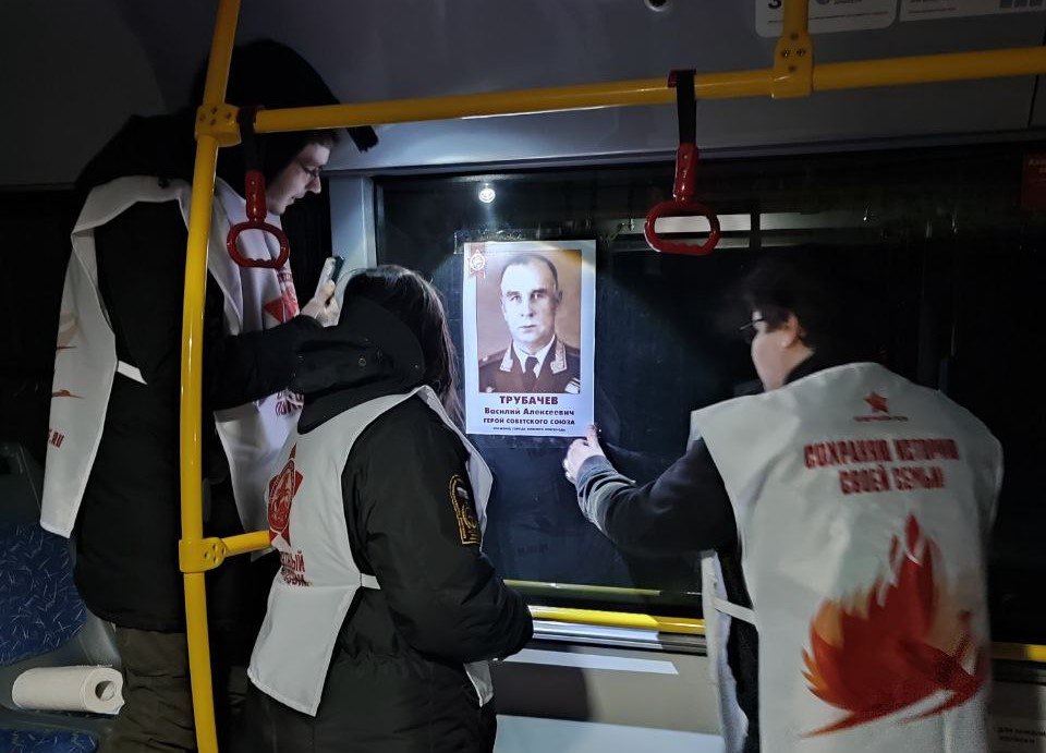 220 плакатов с портретами героев разместили на нижегородском транспорте