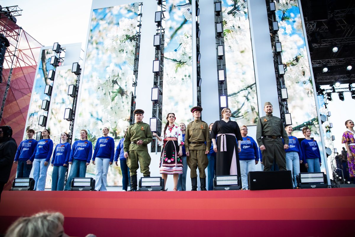 100 нижегородцев исполнили «День Победы» на концерте «Военные песни у Кремля»