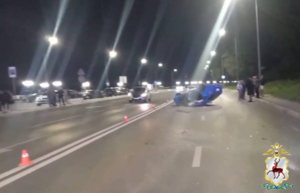 Автомобиль опрокинулся на крышу после столкновения на Нижневолжской набережной