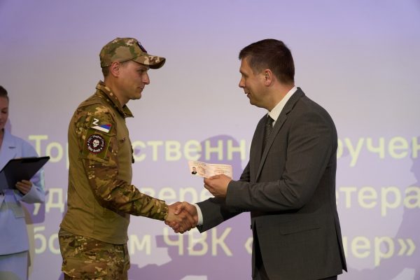 29 нижегородцев-бойцов ЧВК «Вагнер» получили удостоверения ветерана боевых действий