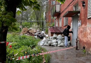 «Фундамент просел и кирпичи с фасада падают»: пятиэтажка разрушается без ремонта в Караваихе