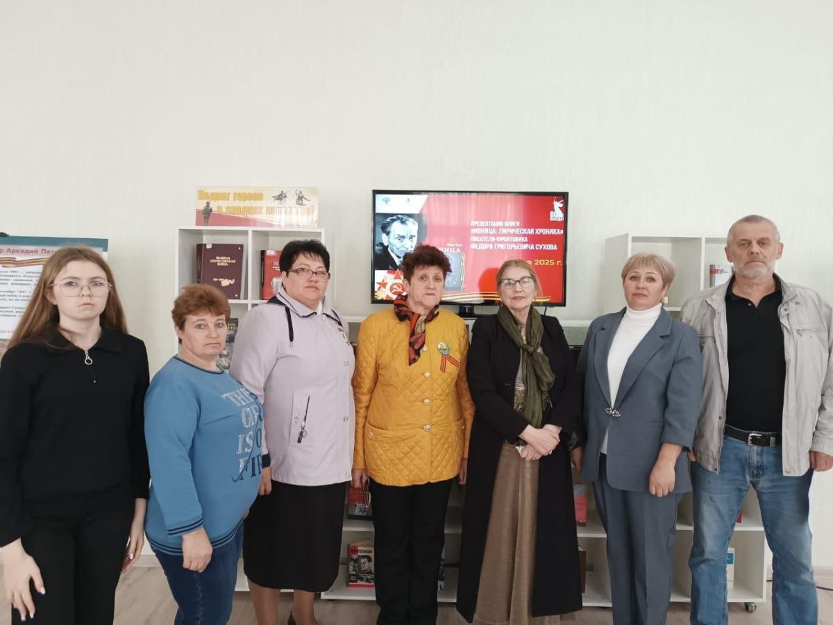 Елена Сухова с жителями села Ивница