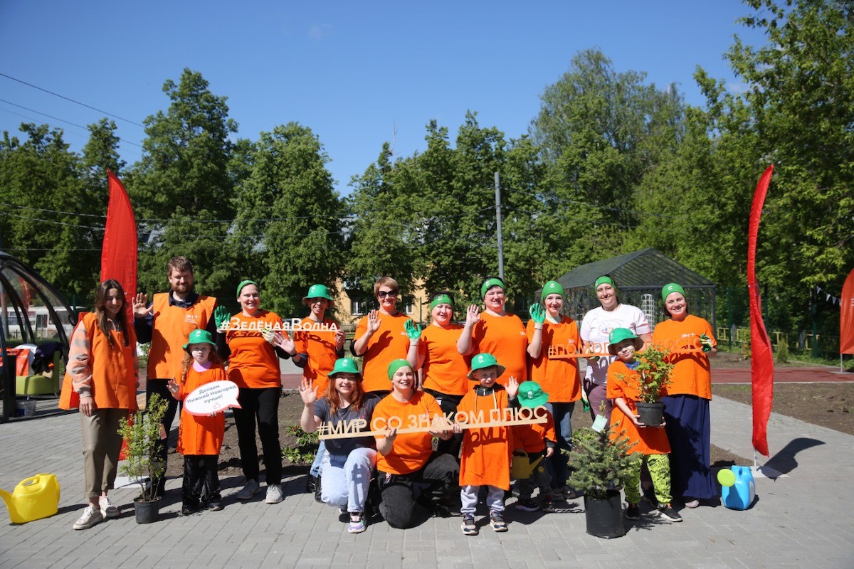 Саженцы голубой ели, туи, спиреи, жасмина высадили волонтеры в Нижнем Новгороде