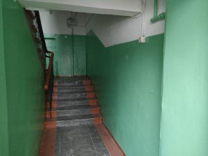 Рассказываем, как найти управу на соседа, который курит в подъезде