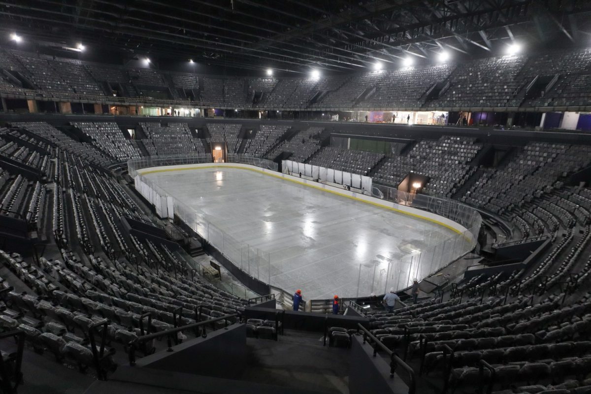 На основной арене Ледового дворца на Стрелке началась заливка льда