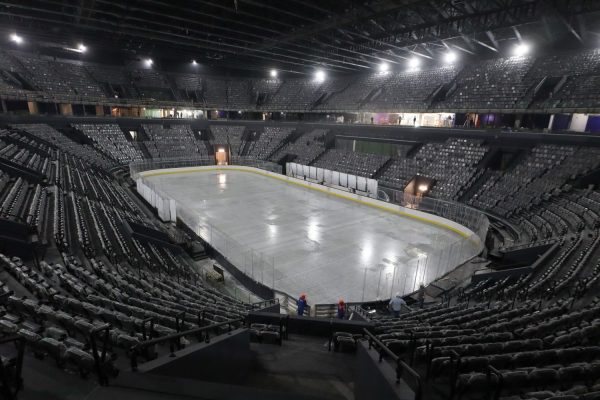 На основной арене Ледового дворца на Стрелке началась заливка льда