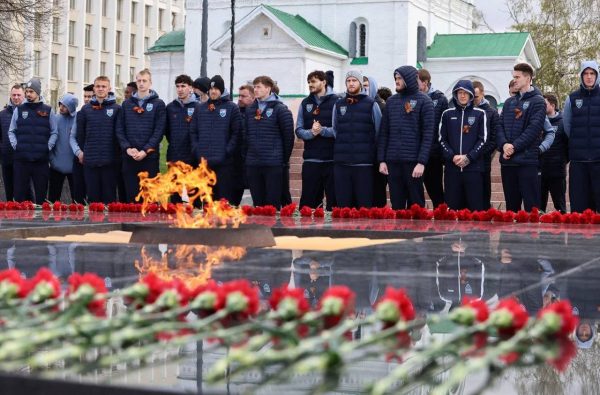 Представители нижегородских спортклубов возложили цветы к Вечному огню