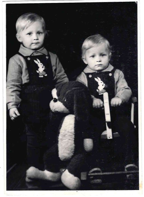 Игорь Ищенко на фото слева