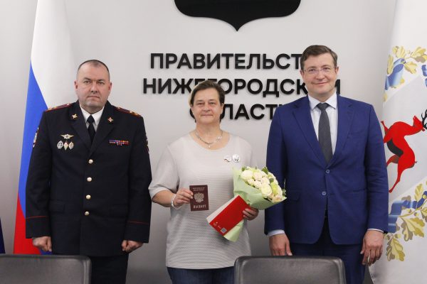 Глеб Никитин и Андрей Кнаус вручили паспорт Российской Федерации Лиане Килинч