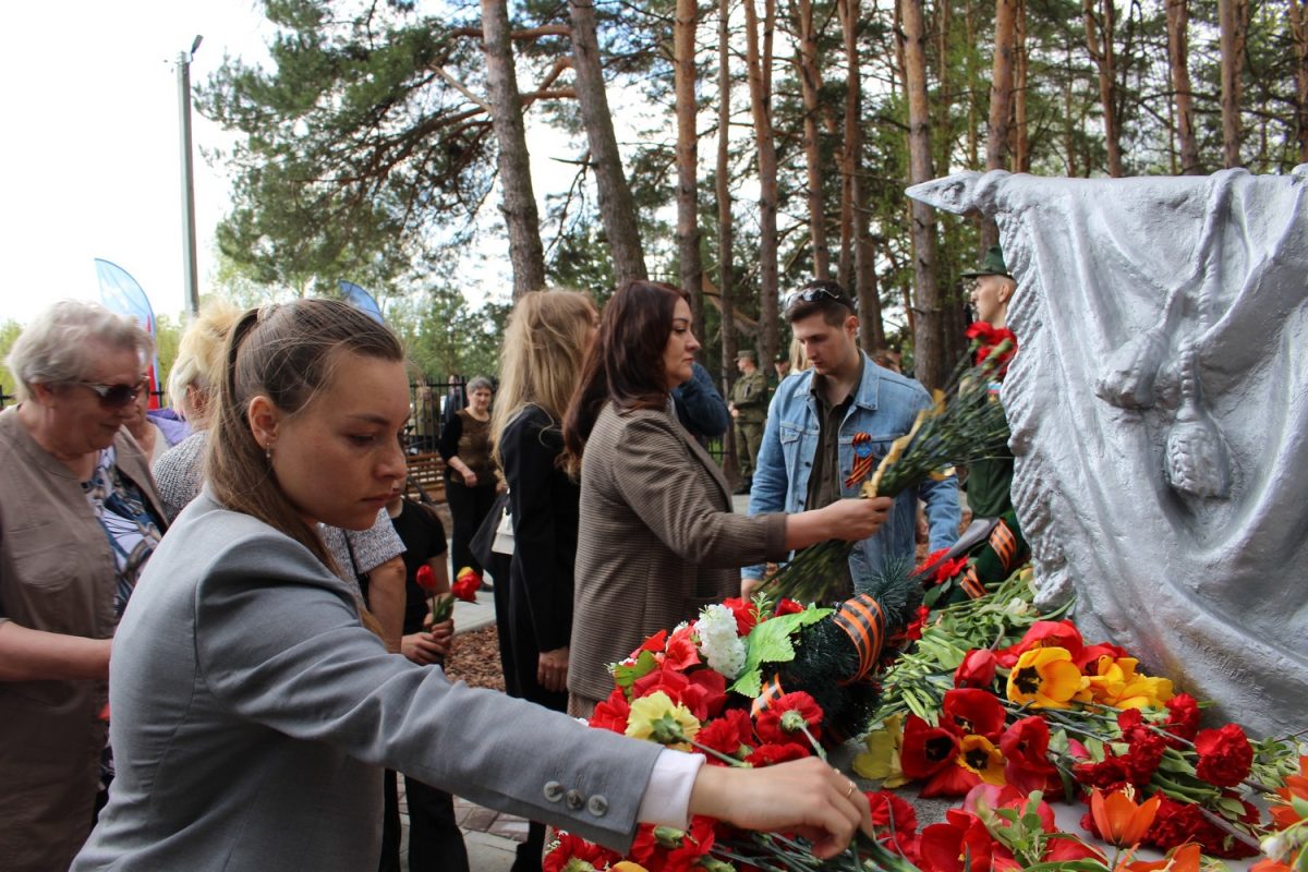 В Володарском округе открыли восстановленное братское захоронение воинов ВОВ