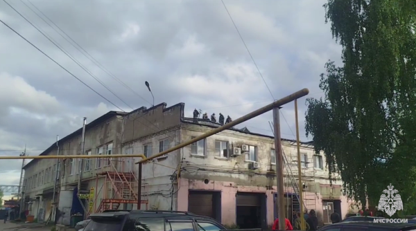 Производственное строение загорелось на Бору