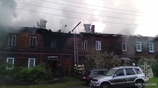 11 человек эвакуировали из загоревшегося дома на улице Чонгарской