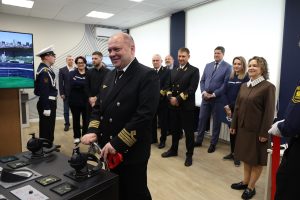 Директор УТЦ Виктор Коновалов демонстрирует работу на новом цифровом тренажере 