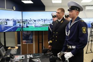 Директор по безопасности судоходства Волжского пароходства Андрей Самовик и курсанты Нижегородского речного училища им. И.П.Кулибина