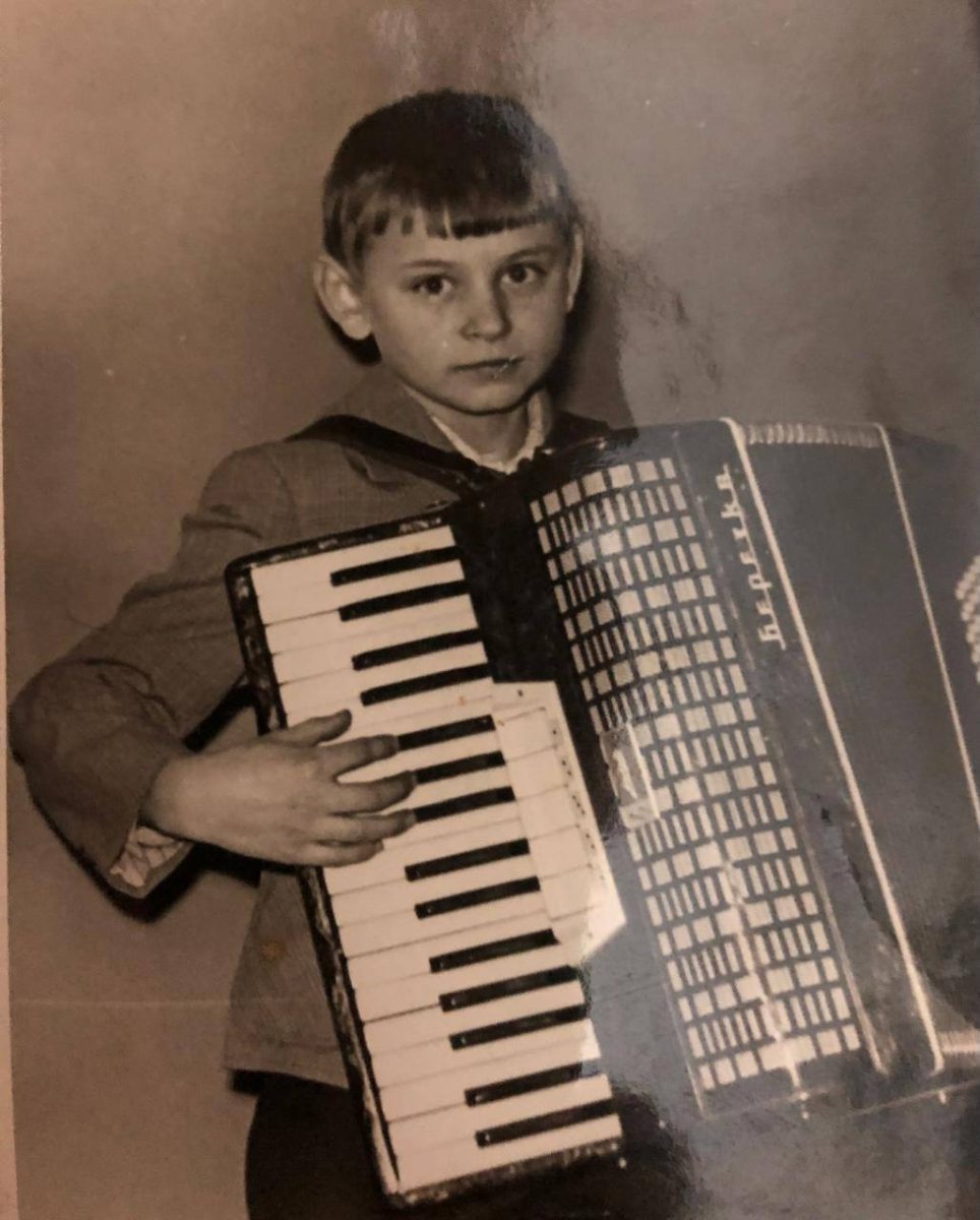 Владимир Беспалов с аккордеоном