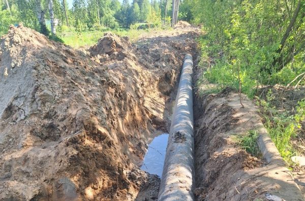 Вода начала поступать в жилые дома после замены аварийного участка трубы на Бору