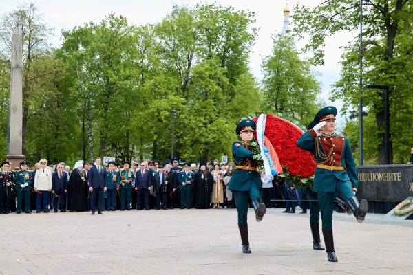 Глеб Никитин в День Победы возложил цветы к Вечному огню в Нижегородском кремле