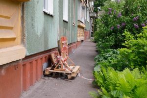 Провал из-за коммунальной аварии образовался у стены дома в Нижнем Новгороде