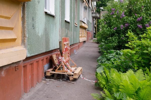 Провал из-за коммунальной аварии образовался у стены дома в Нижнем Новгороде