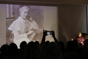 На фотографиях, опубликованных в трёхтомнике, Ольга фон Тунцельман и герои её воспоминаний