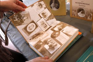 На фотографиях, опубликованных в трёхтомнике, Ольга фон Тунцельман и герои её воспоминаний