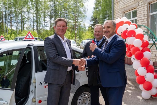 Выксунский завод ОМК передал два автомобиля Ардатовскому техникуму