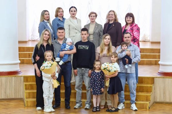 Во Дворце культуры химиков состоялось чествование многодетных семей