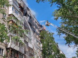 Балконы загорелись в жилом доме на улице Пермякова