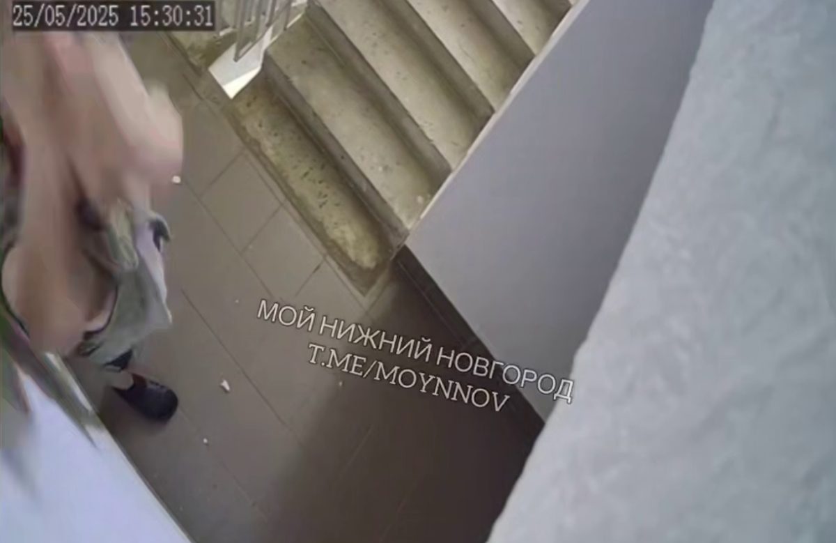 Полицейские начали проверку из-за буйного мужчины, который громил подъезд
