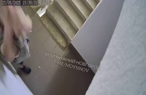 Полицейские начали проверку из-за буйного мужчины, который громил подъезд