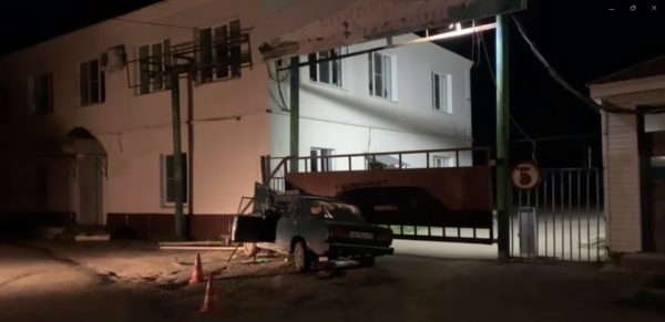 15-летний подросток на отечественной легковушке протаранил ворота в Балахне