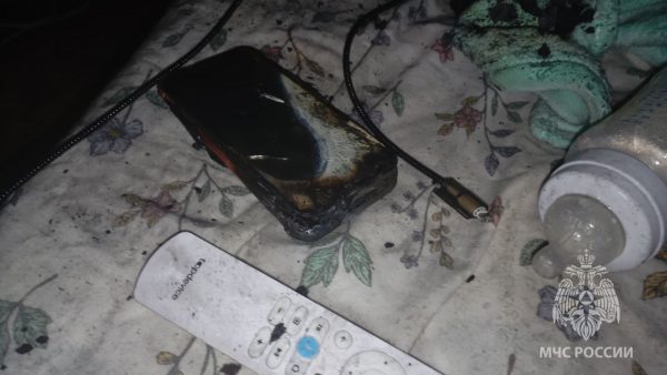 Пожар в нижегородской квартире случился из-за телефона, оставленного на зарядке