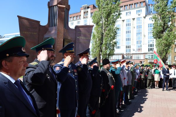 Нижегородцы возложили цветы в честь Дня пограничника