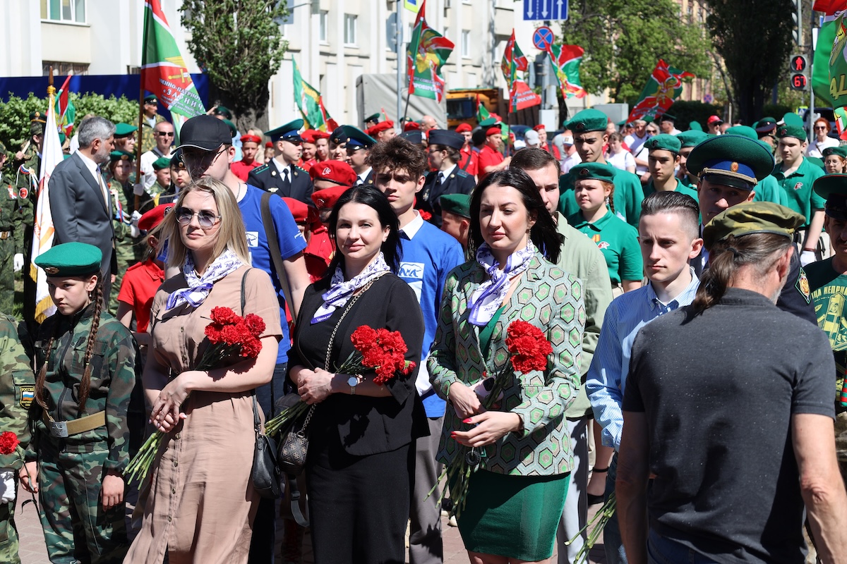 В сквере имени Героя Советского Союза генерал-майора Константина Ракутина на площади Сенной прошла торжественная церемония возложения цветов к стеле «Пограничникам всех поколений»