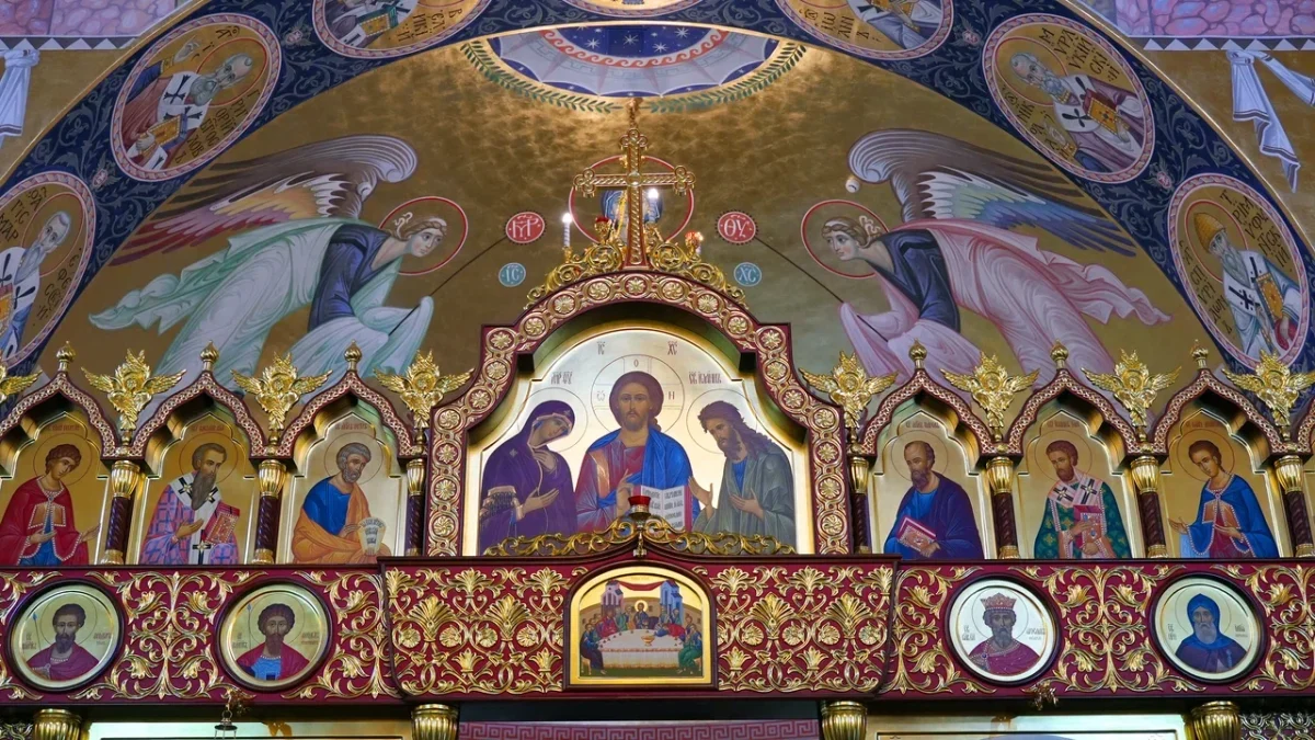 Над внутренними интерьерами храма трудились специалисты иконописной мастерской «Ковчег»