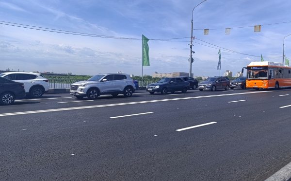 Новый асфальт уложили на Канавинском мосту