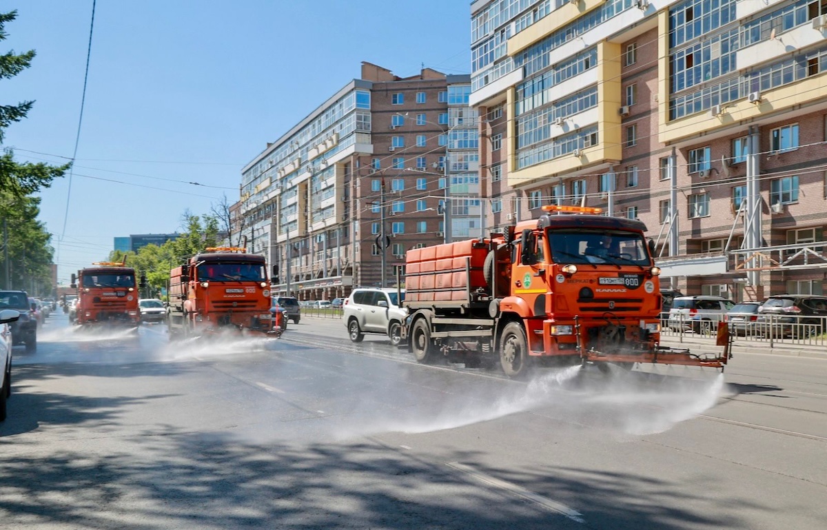 От аномальной жары спасает полив дорог и зеленых насаждений