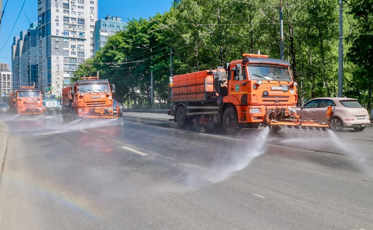 Всего задействовано 60 поливальных машин, которые выезжают в город трижды за сутки