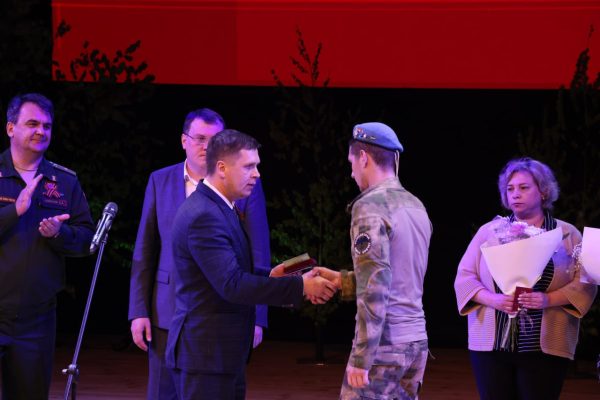 Андрей Гнеушев вручил награды участникам СВО – жителям Арзамаса