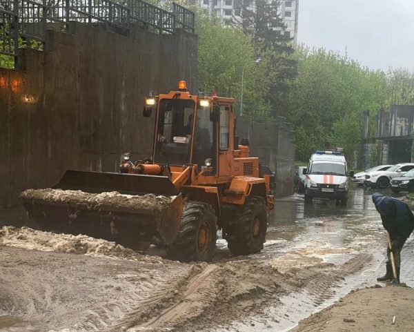 Селевой поток едва не снёс машину на Ошарской улице