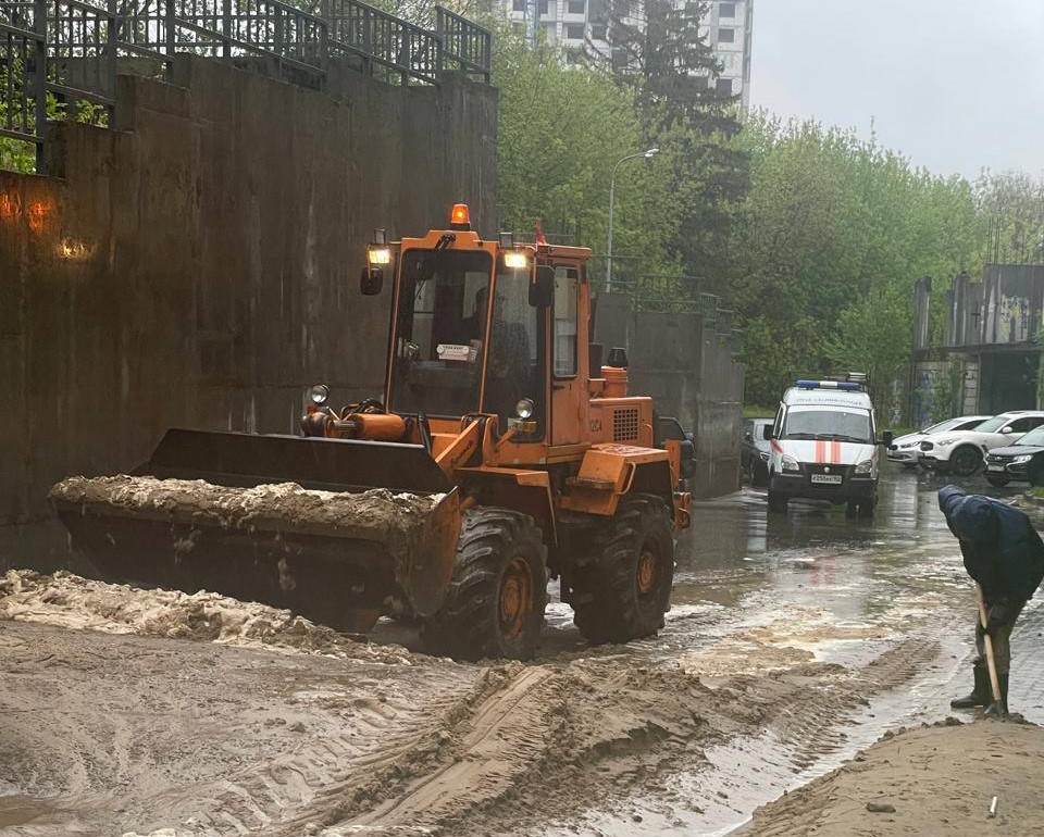 Селевой поток едва не снёс машину на Ошарской улице