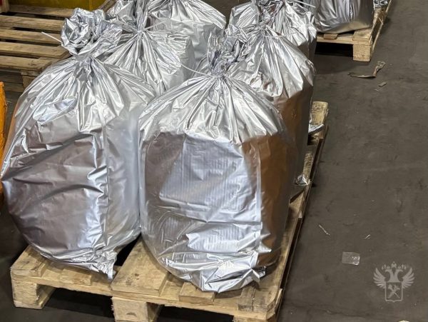 1,2 тонны сырья для наркотиков пытались провезти под видом косметики и посуды